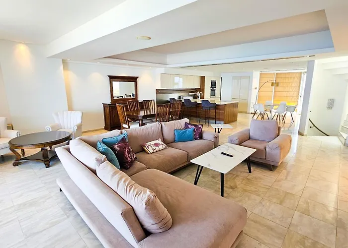 Beachfront Seaview Lux Penthouse Lárnaka