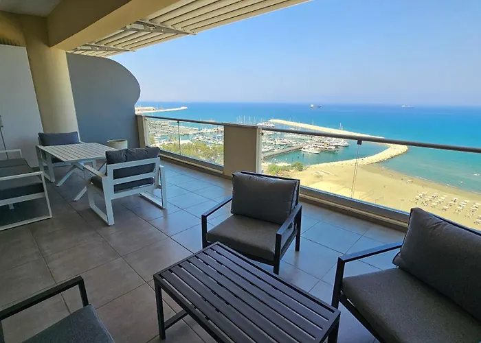 Beachfront Seaview Lux Penthouse * Lárnaka