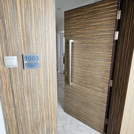 Beachfront Seaview Lux Penthouse 라르나카