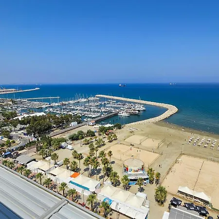 Beachfront Seaview Lux Penthouse Ларнака