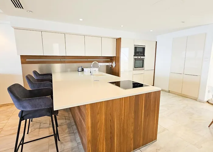 Beachfront Seaview Lux Penthouse * لارنكا