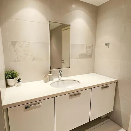 Beachfront Seaview Lux Penthouse * לרנקה