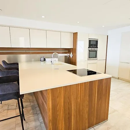 Beachfront Seaview Lux Penthouse * לרנקה