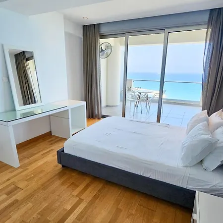 Beachfront Seaview Lux Penthouse דירה לרנקה